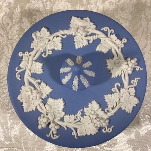Vintage Wedgwood blue Jasperware Round Covered Dish - Picture 3 of 9